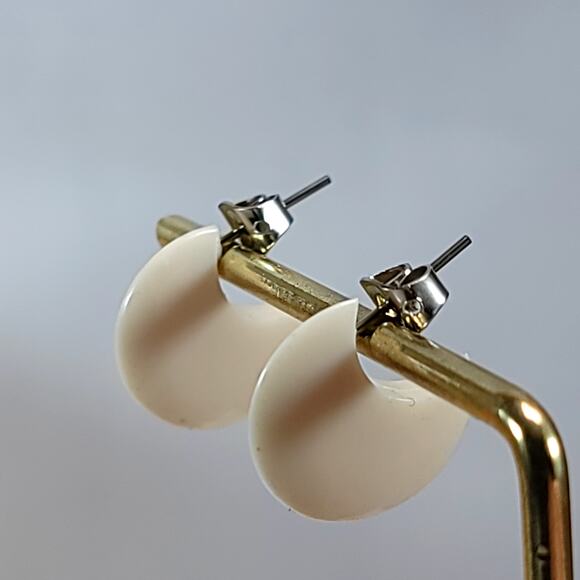 Crescent Hoop Stud Earrings in Red and Peach, Retro Minimalist Jewelry for Women - Picture 8 of 10